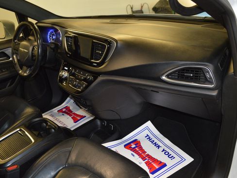 Used 2019 Chrysler Pacifica Touring-L Plus w/ S Appearance Package image 10