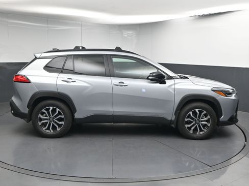 Certified 2025 Toyota Corolla Cross SE image 9