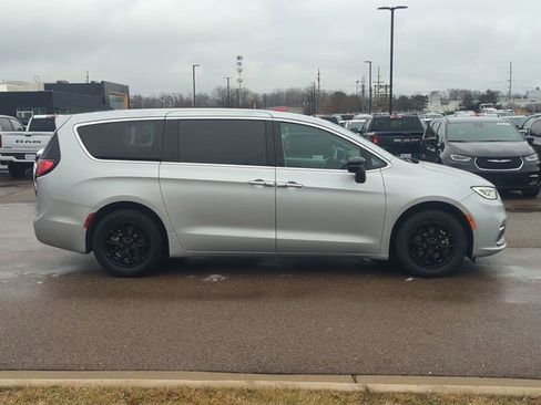 Used 2024 Chrysler Pacifica Touring-L FWD image 2