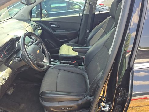 Used 2019 Chevrolet Trax LT w/ LT Convenience Package FWD image 7