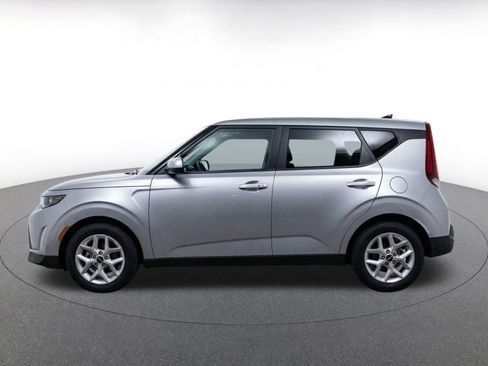 Used 2025 Kia Soul LX w/ LX Technology Package FWD image 4