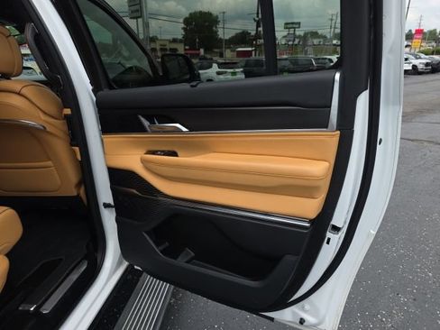 Used 2025 Jeep Grand Wagoneer L Series III w/ Rear Seat Video Group 1 AWD/4WD image 54