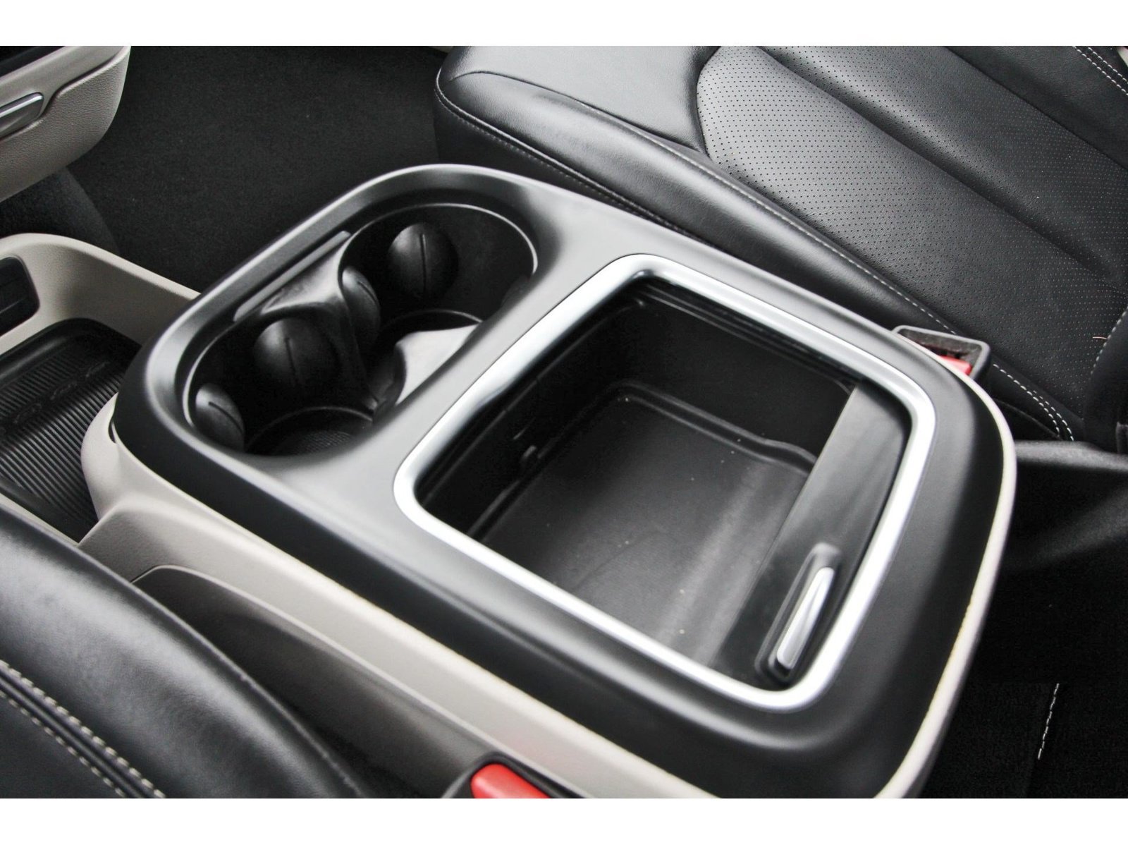 Used 2024 Chrysler Pacifica Touring-L FWD image 29