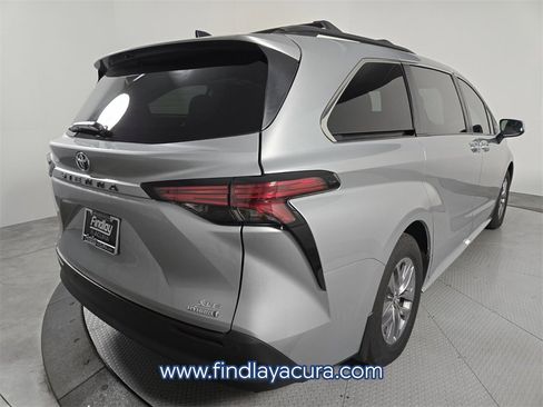 Used 2022 Toyota Sienna XLE image 6