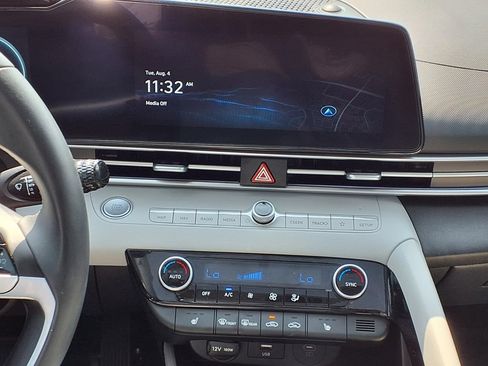 Certified 2025 Hyundai Elantra Limited FWD image 10