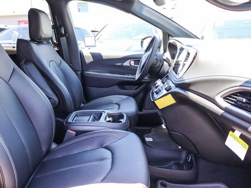 New 2027 Chrysler Pacifica Select FWD image 18
