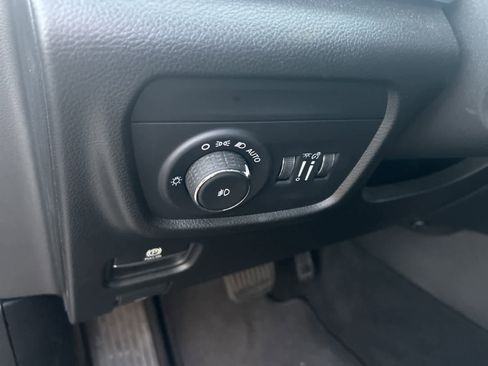 Used 2023 Jeep Grand Cherokee Limited w/ Luxury Tech Group II image 31