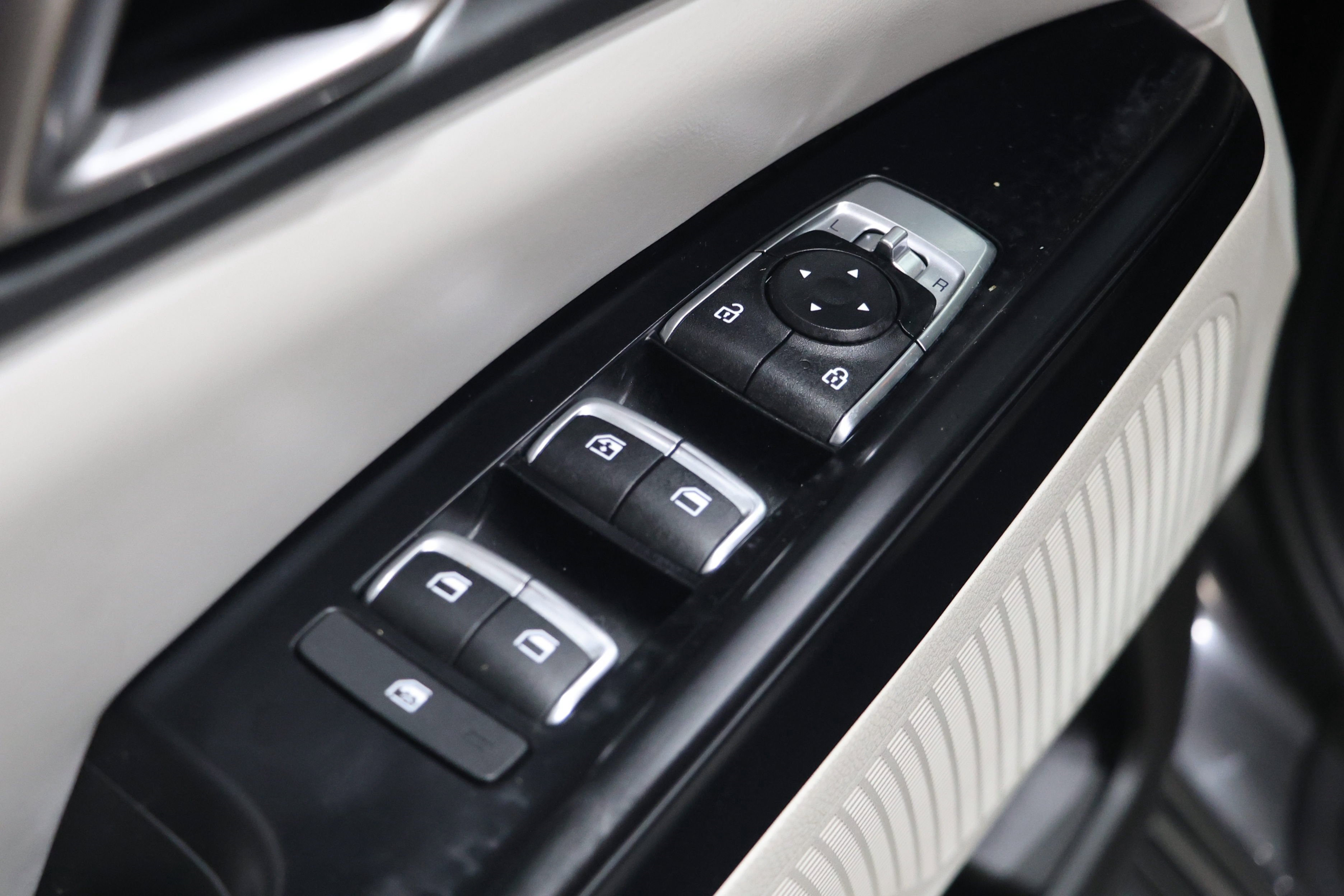 Used 2022 Kia Carnival LX FWD image 19