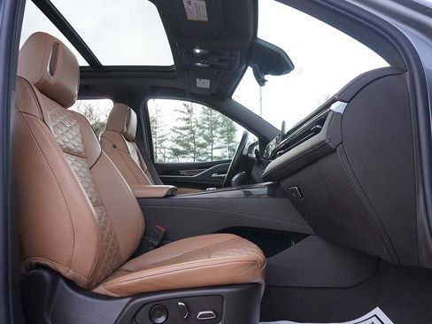 Used 2022 Cadillac Escalade Premium Luxury image 39