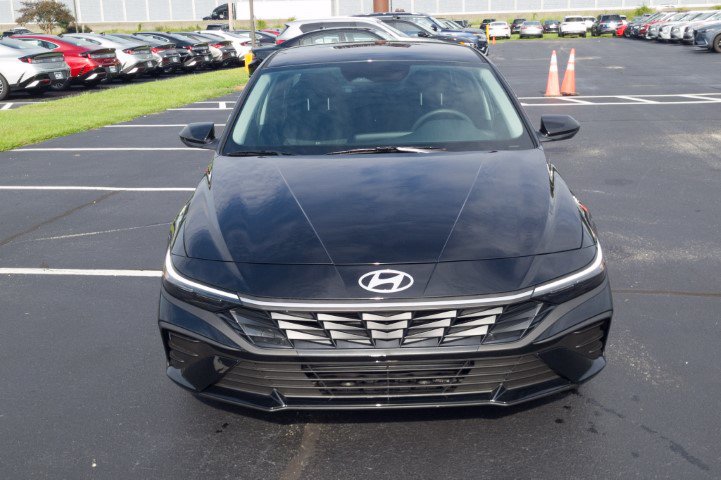 New 2026 Hyundai Elantra SE FWD image 2