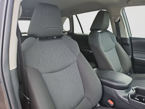 Used 2025 Toyota RAV4 XLE AWD/4WD image 18