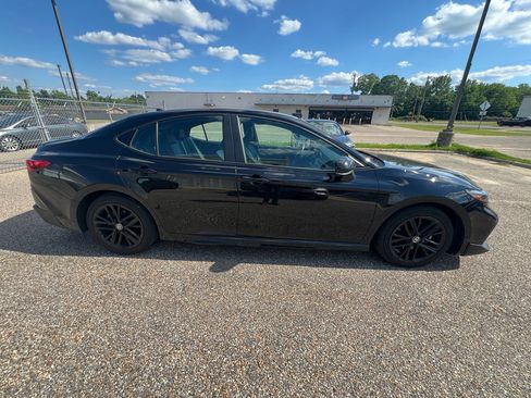 Used 2025 Toyota Camry SE FWD image 10