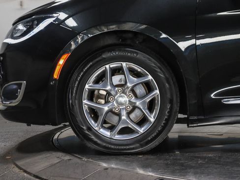 Used 2019 Chrysler Pacifica Limited w/ Advanced Safetytec Group FWD image 9