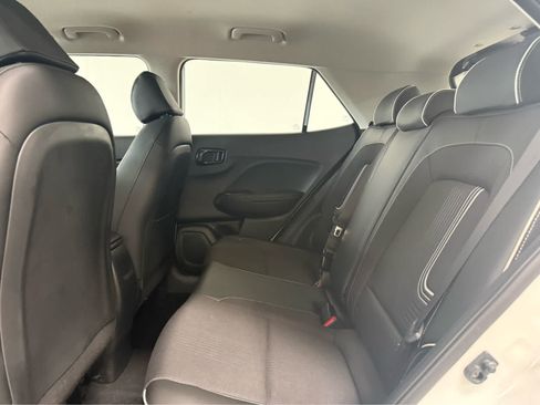 Used 2022 Hyundai Venue Limited FWD image 14