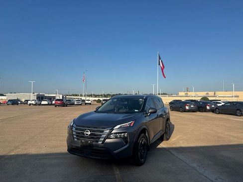 Used 2024 Nissan Rogue SV w/ SV Premium Package FWD image 7