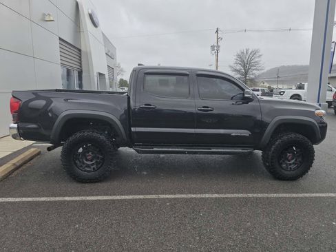 Used 2018 Toyota Tacoma TRD Off-Road image 2