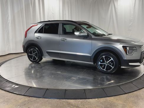 Certified 2025 Kia Niro LX image 3