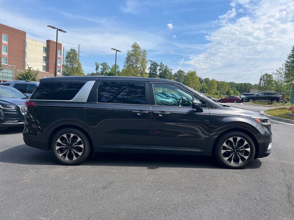 Used 2024 Kia Carnival EX FWD image 8