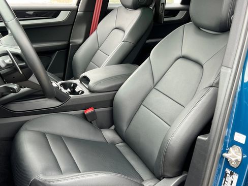 Certified 2024 Porsche Cayenne w/ Premium Package AWD/4WD image 5
