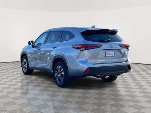 Used 2023 Toyota Highlander XLE image 5