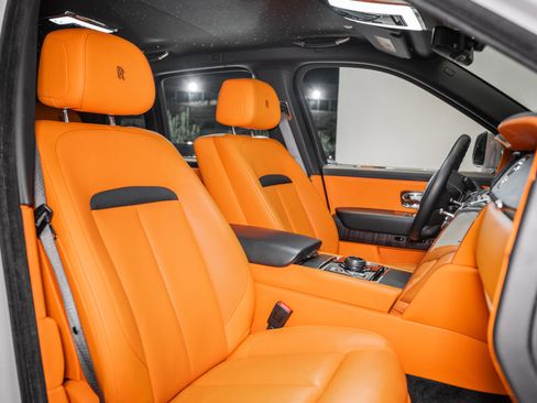 Used 2022 Rolls-Royce Cullinan w/ Dark Exterior Package image 33