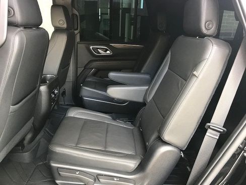 Used 2021 Chevrolet Tahoe Z71 w/ Luxury Package AWD/4WD image 7
