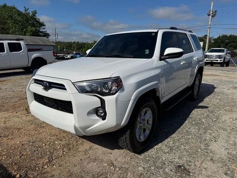 Used 2022 Toyota 4Runner SR5 AWD/4WD image 9