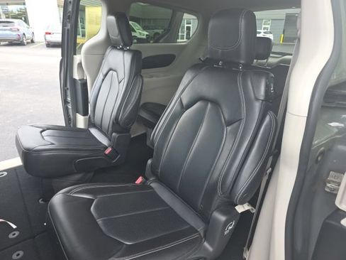 Used 2023 Chrysler Pacifica Touring-L FWD image 9