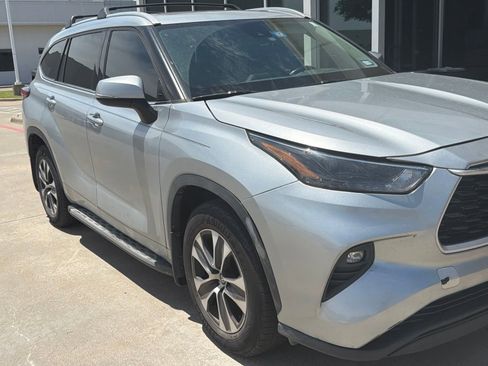 Used 2022 Toyota Highlander XLE FWD image 4