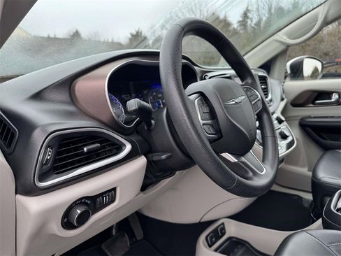 Used 2020 Chrysler Voyager Lxi image 2