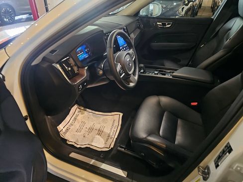 Certified 2022 Volvo XC60 B5 Momentum w/ Climate Package AWD/4WD image 15