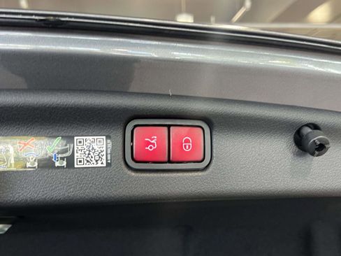 Used 2025 Mercedes-Benz C 300 4MATIC Sedan image 10