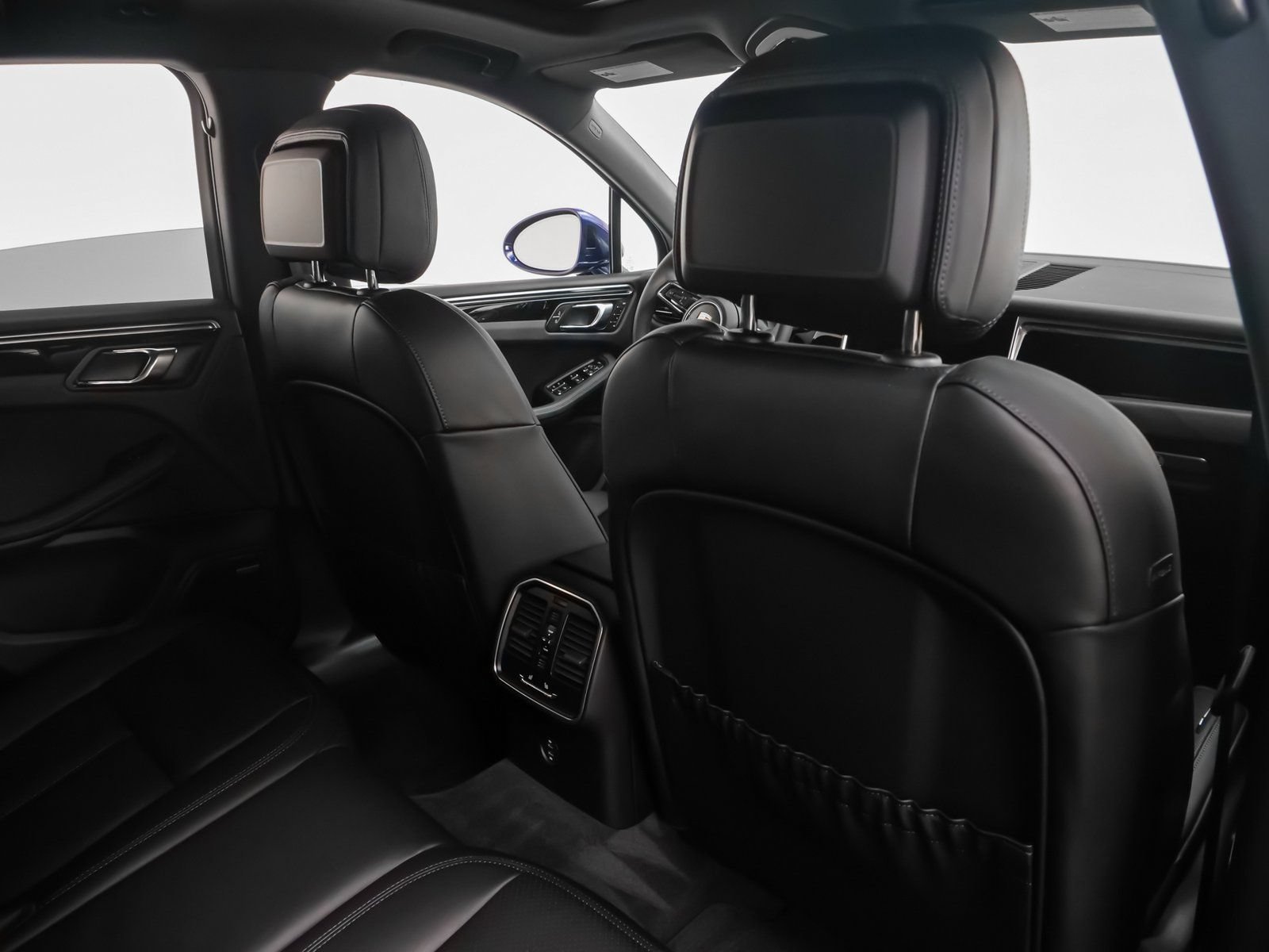 Certified 2025 Porsche Macan AWD/4WD image 25