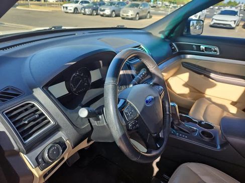 Used 2017 Ford Explorer XLT w/ Equipment Group 202A FWD image 5