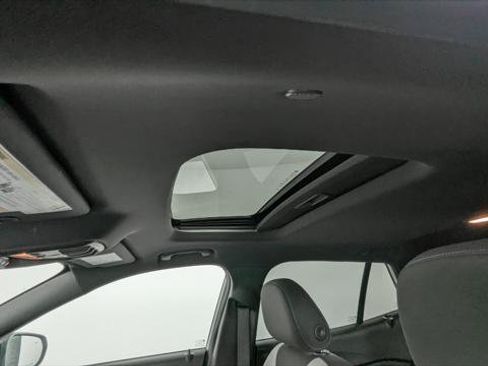Used 2025 Chevrolet Trax RS w/ Sunroof Package FWD image 16