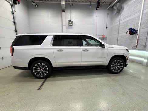 Used 2025 Chevrolet Suburban High Country AWD/4WD image 3