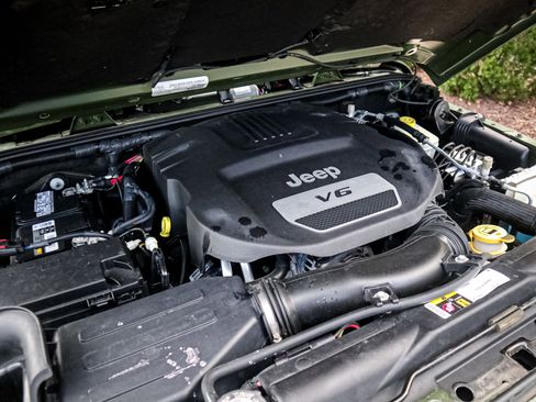 Used 2016 Jeep Wrangler Unlimited Sahara image 32