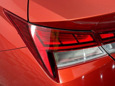 Used 2022 Hyundai Elantra Limited image 41