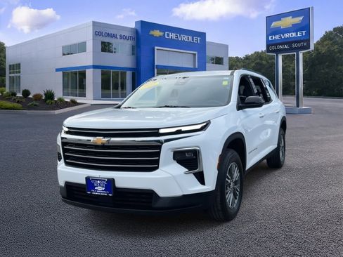 Certified 2025 Chevrolet Traverse LT image 1