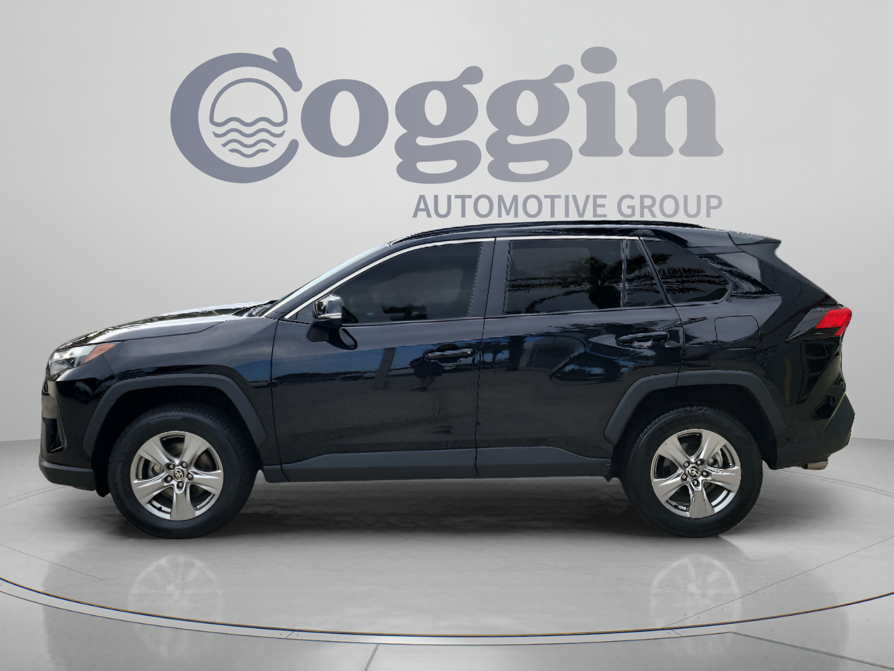Used 2024 Toyota RAV4 XLE AWD/4WD image 2