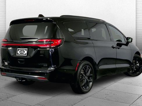 Used 2024 Chrysler Pacifica Limited w/ Uconnect Theater Family Group image 13