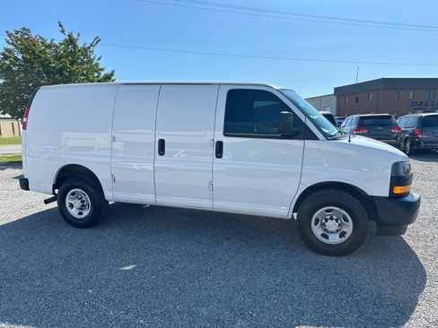 Used 2018 Chevrolet Express 2500 w/ Driver Convenience Package RWD image 6