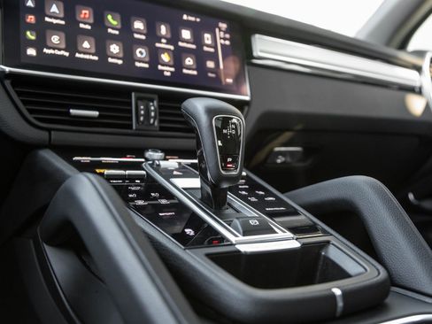 Used 2022 Porsche Cayenne Platinum Edition image 26