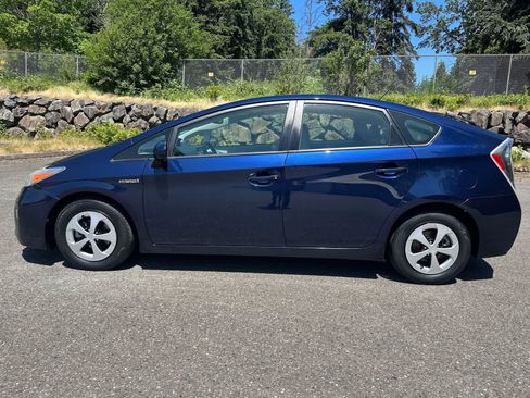 Used 2014 Toyota Prius Four FWD image 2