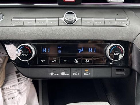 Used 2024 Hyundai Elantra SEL image 21