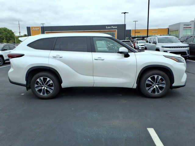Used 2024 Toyota Highlander XLE AWD/4WD image 30