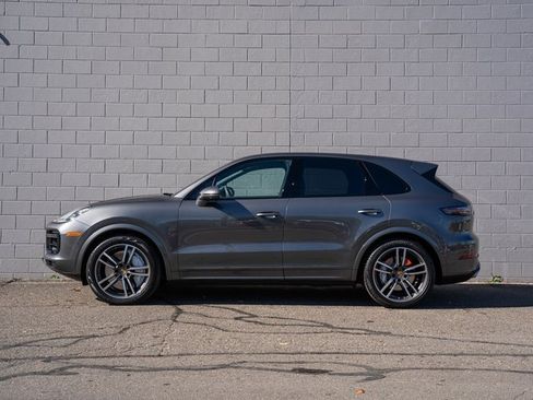 Certified 2022 Porsche Cayenne Turbo image 2