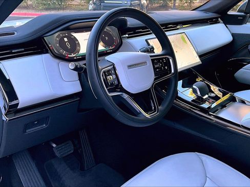 Used 2025 Land Rover Range Rover Sport image 15