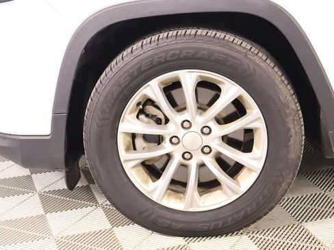 Used 2019 Jeep Cherokee Latitude w/ Popular Appearance Group FWD image 16