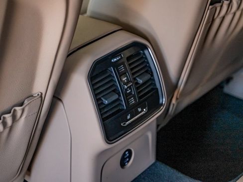Certified 2025 Porsche Macan AWD/4WD image 26
